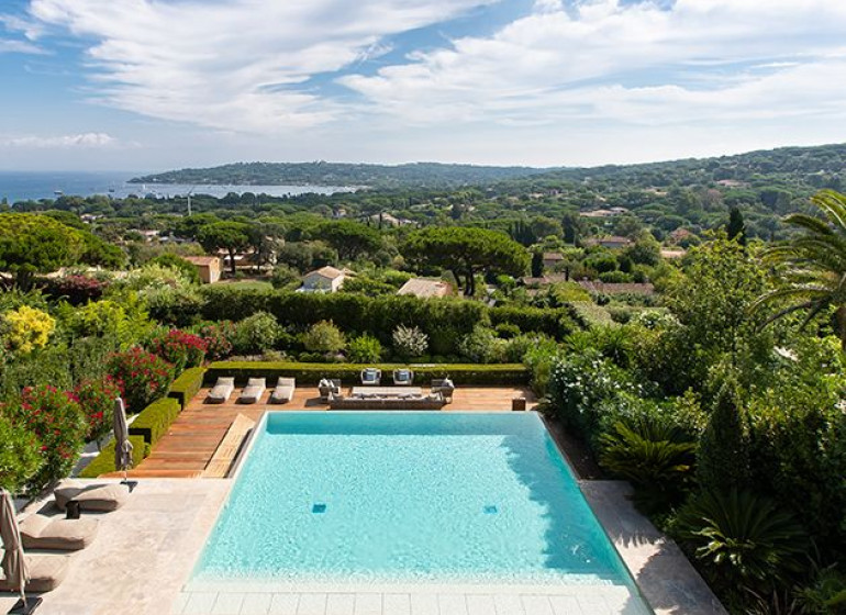 villa avec piscine vu au drone au coeur de saint-tropez