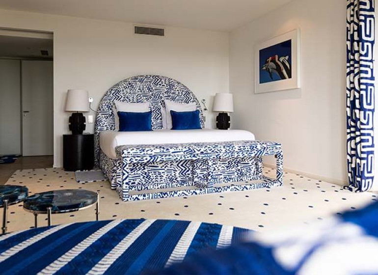 chambre avec lit double dans villa saint-tropez