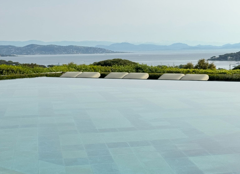 salon art deco dans villa saint-tropez