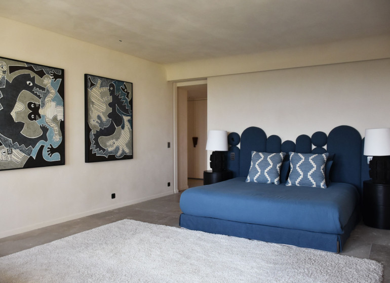 chambre avec lit double dans villa saint-tropez